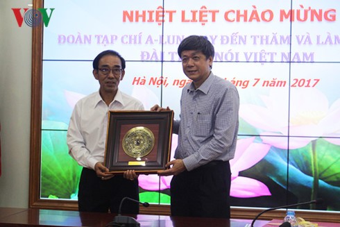 Verstärkung der Zusammenarbeit zwischen VOV und der laotischen Zeitschrift A-lun-may