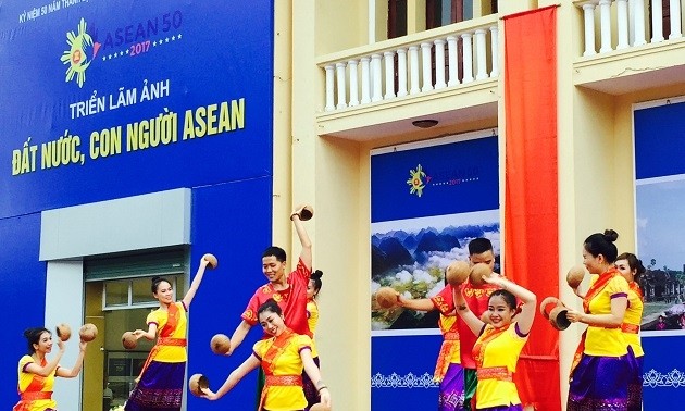 Fotoausstellung über ASEAN in Hai Phong