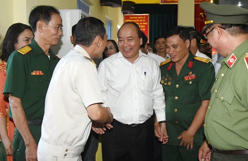 Premierminister Nguyen Xuan Phuc besucht Betrieb der Kriegsversehrten in Hai Phong