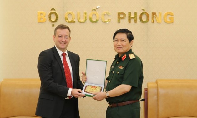 General Ngo Xuan Lich empfängt den französischen Botschafter Bertrand Lortholary