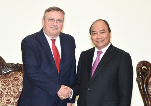 Premierminister Nguyen Xuan Phuc empfängt den ungarischen Botschafter in Vietnam, Öry Csaba 