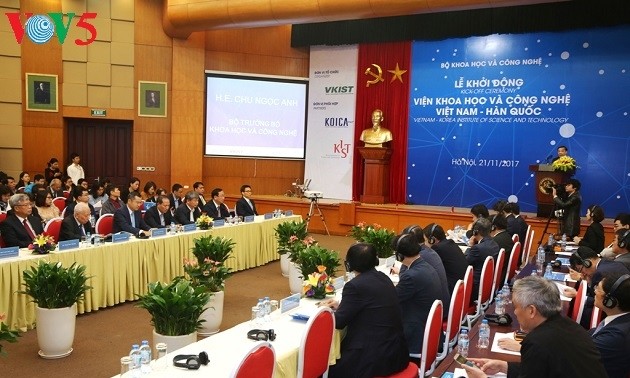 Vize-Premierminister Vu Duc Dam ist beim Start des Wissenschaftsinstituts Vietnam-Südkorea anwesend