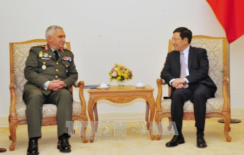 Vize-Premierminister Pham Binh Minh empfängt den Vorsitzenden des Militärausschusses der EU