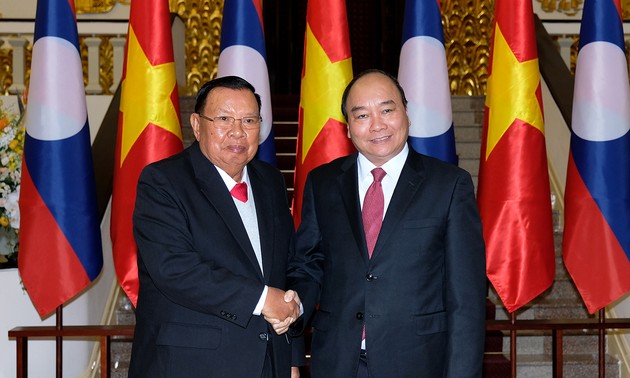 Premierminister Nguyen Xuan Phuc empfängt Laos Staatspräsident