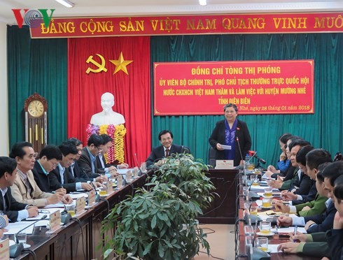 Vize-Parlamentspräsidentin Tong Thi Phong führt Arbeitstreffen mit Leitern des Kreises Muong Nhe 