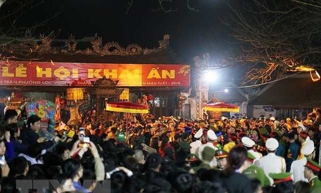 Zehntausende Menschen nehmen an der Feier zur Stempelverteilung im Tran-Tempel teil