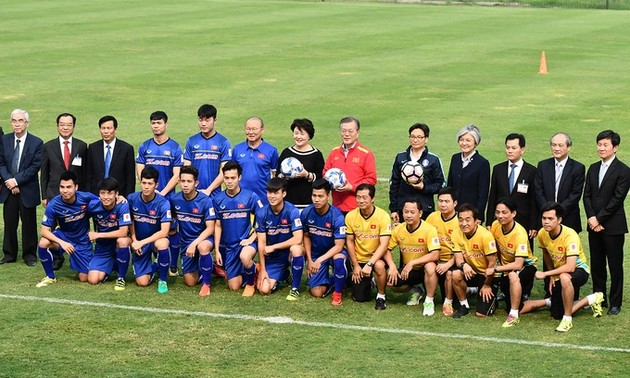 Südkoreas Präsident Moon Jae-in trifft U23-Fussballmannschaft Vietnams