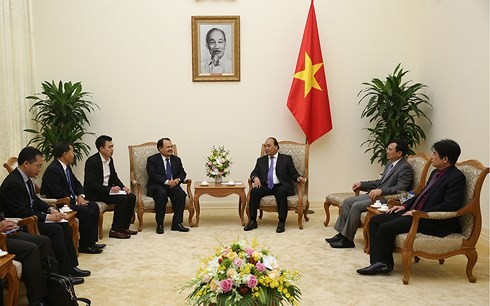 Premierminister Nguyen Xuan Phuc empfängt den laotischen Minister für Ernergie und Bergbau