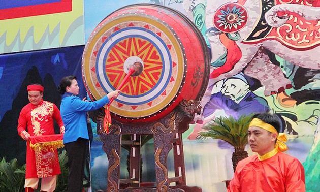 Parlamentspräsidentin Nguyen Thi Kim Ngan nimmt am Ba-Trieu-Fest teil