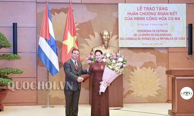Parlamentspräsidentin Nguyen Thi Kim Ngan bekommt Solidaritätsorden des kubanischen Staatsrats