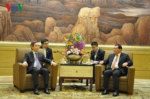 Leiter des zentralen Wirtschaftskomitees Nguyen Van Binh trifft Sekretär der Parteileitung Shanghais