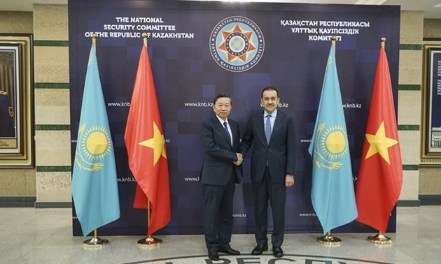Minister für öffentliche Sicherheit To Lam besucht Kasachstan