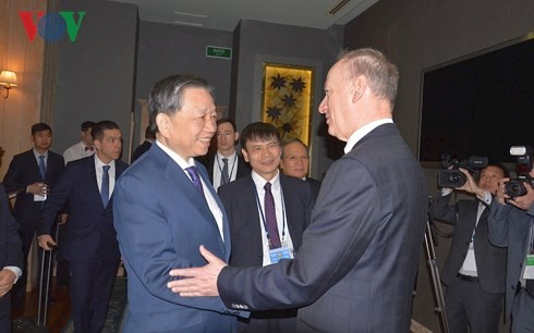 Minister für öffentliche Sicherheit To Lam nimmt an der Konferenz in Russland teil