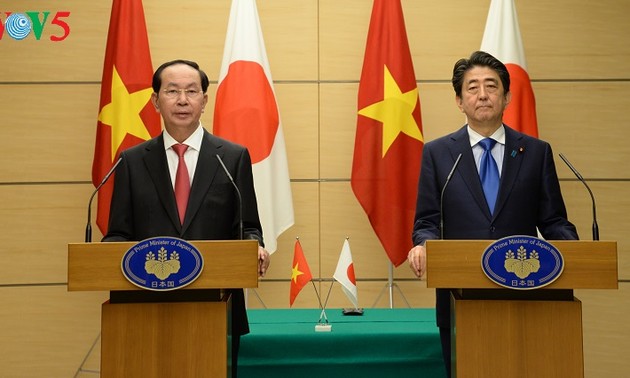 Staatspräsident Tran Dai Quang und Japans Premierminister leiten die gemeinsame Pressekonferenz