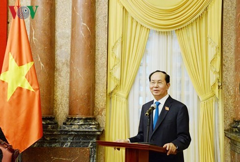 Staatspräsident Tran Dai Quang trifft weibliche Abgeordnete