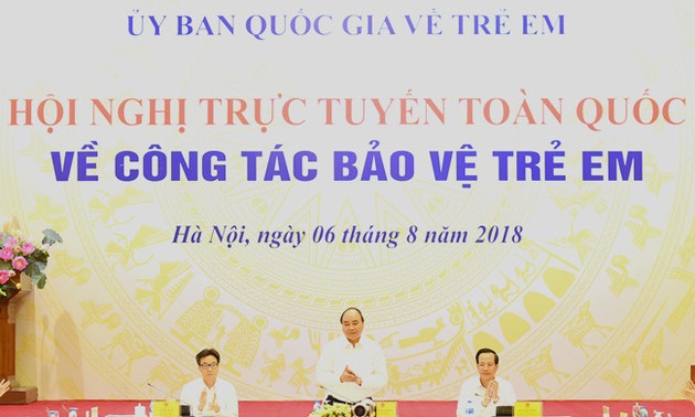 Premierminister Nguyen Xuan Phuc nimmt an der Konferenz über Kinderschutz teil
