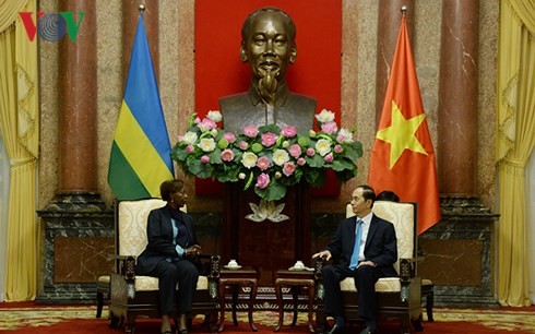 Staatspräsident Tran Dai Quang empfängt Außenminister Ruandas und Guineas