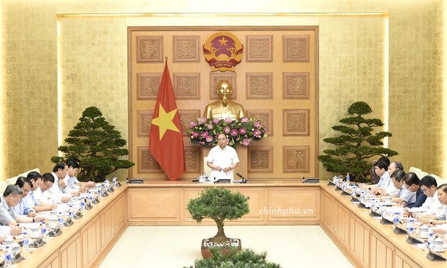 Premierminister Nguyen Xuan Phuc leitet Sitzung über dringliche Hilfe für die obdachlosen Familien