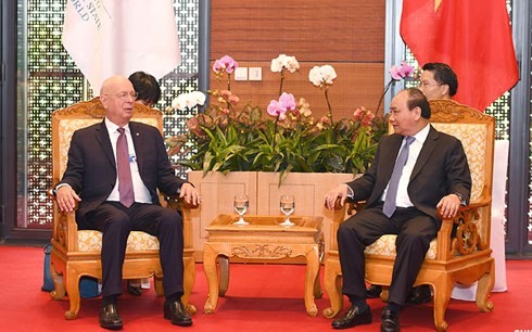 Premierminister Nguyen Xuan W.Phuc empfängt Gründer und Präsident des Weltwirtschaftsforums Klaus Schwab