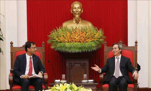 Leiter der Wirtschaftsabteilung der KPV, Nguyen Van Binh, empfängt Leiter von Facebook, Apple und Coca Cola