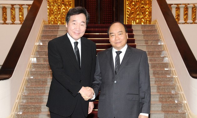 Premierminister Nguyen Xuan Phuc empfängt Südkoreas Premierminister Lee Nak Yeon