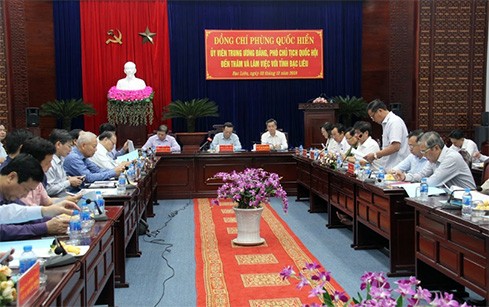 Vize-Parlamentspräsident Phung Quoc Hien führt Arbeitstreffen mit Verwaltern der Provinz Bac Lieu