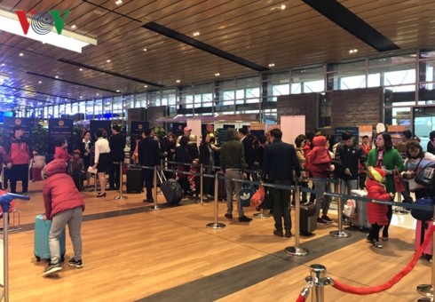Fluggäste interessieren sich für die Dienstleistungen auf dem Flughafen Van Don