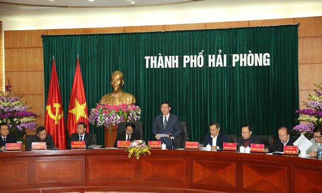 Vize-Premierminister Vuong Dinh Hue tagt mit Verwaltern der Stadt Hai Phong