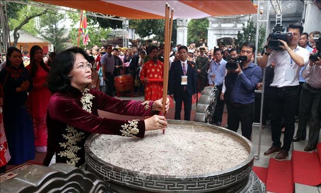Vize-Staatspräsidentin Dang Thi Ngoc Thinh gedenkt dem Beitrag von Hai Ba Trung