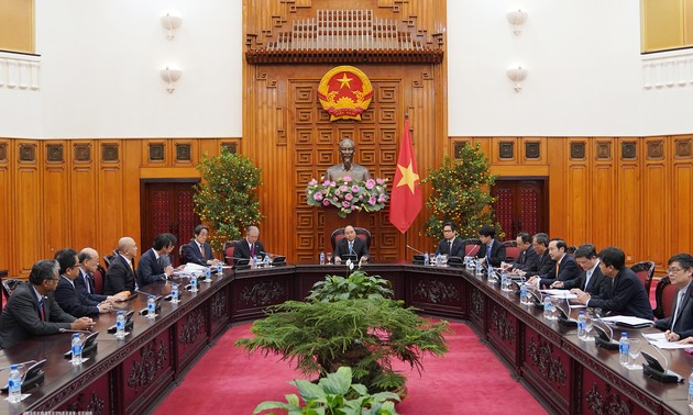 Premierminister Nguyen Xuan Phuc empfängt Vorsitzenden der Japan-Mekong-Kommission für Wirtschaftszusammenarbeit