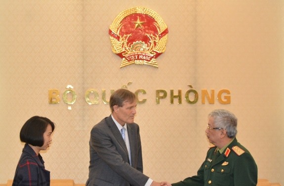 Vize-Verteidigungsminister Nguyen Chi Vinh empfängt USAID-Direktor in Vietnam