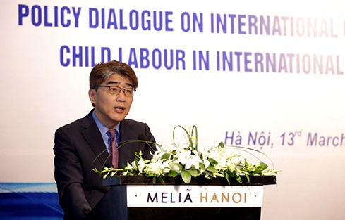 Dialog über Politik bezüglich der Kinderarbeiter