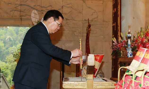 Vize-Premierminister Vuong Dinh Hue besucht die nationale historische Gedenkstätte Pac Bo