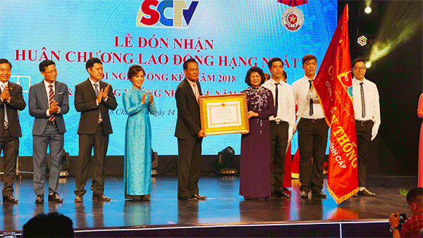 Vize-Staatspräsidentin Dang Thi Ngoc Thinh überreicht der GmbH SCTV den Arbeitsorden erster Klasse