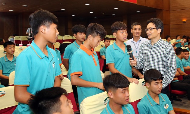Vize-Premierminister Vu Duc Dam: sich auf die Entwicklung des professionellen jungen Fußballs konzentrieren