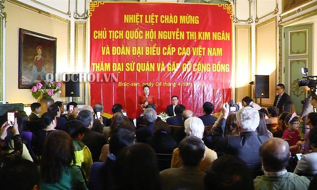 Parlamentspräsidentin Nguyen Thi Kim Ngan besucht vietnamesische Botschaft in Belgien