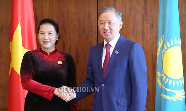Parlamentspräsidentin Nguyen Thi Kim Ngan trifft Präsident des kasachischen Unterhauses