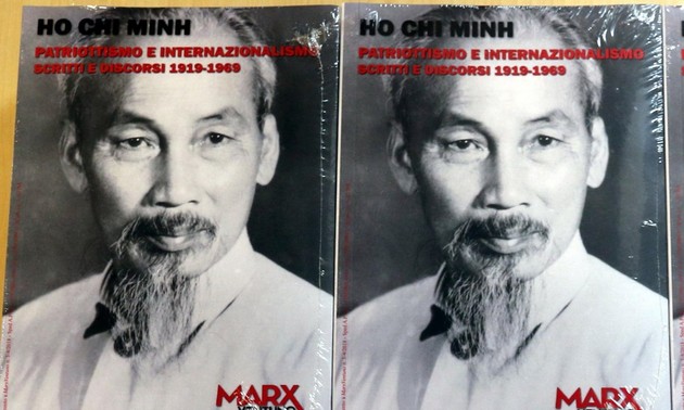 Das Buch über die Artikeln des Präsidenten Ho Chi Minh auf Italienisch präsentieren 