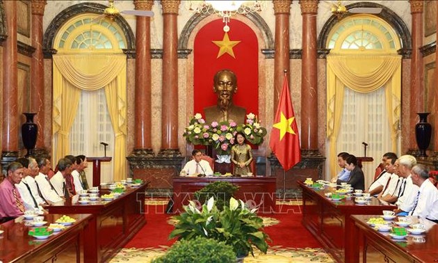 Vize-Staatspräsidentin Dang Thi Ngoc Thinh empfängt Menschen mit verdienstvollen Leistungen der Provinz Tra Vinh