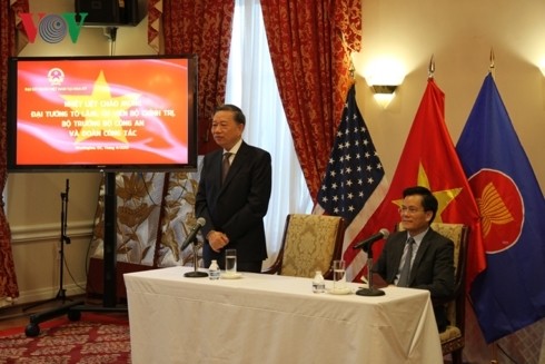 Minister für öffentliche Sicherheit To Lam besucht die vietnamesische Botschaft in den USA
