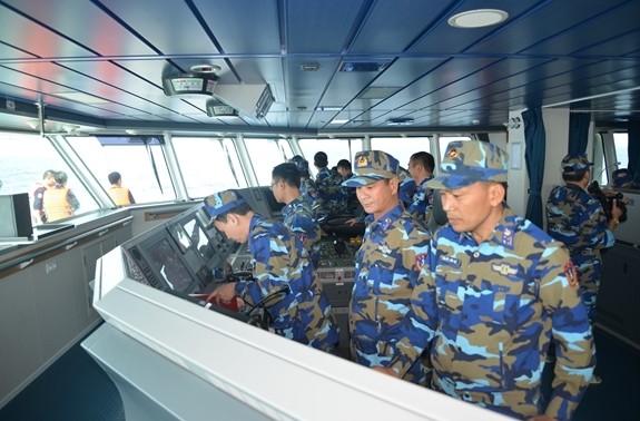Seepolizei Vietnams und Chinas überprüfen den Fischereiverband in Tonkinbucht
