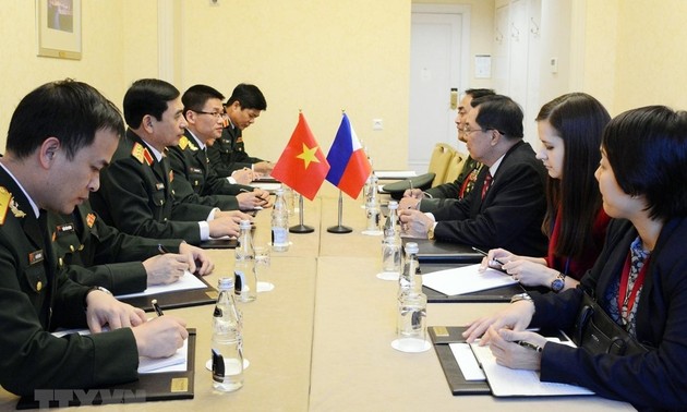 Generaloberst Phan Van Giang trifft Generalstabschef der russischen Streitkräfte