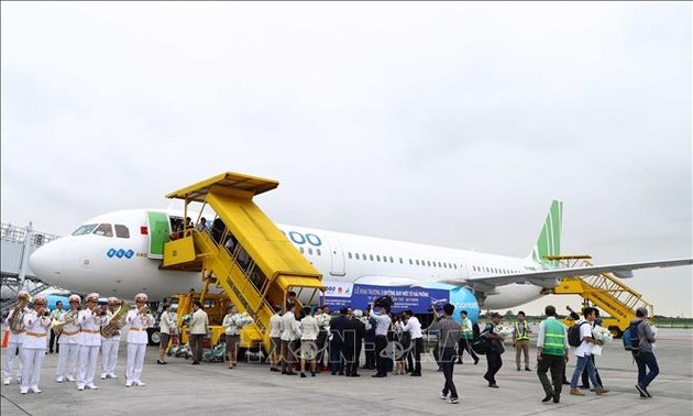 Premierminister Nguyen Xuan Phuc nimmt an der Einweihungszeremonie von drei Fluglinien in Hai Phong teil
