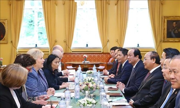 Premierminister Nguyen Xuan Phuc führt Gespräch mit der norwegischen Ministerpräsidentin