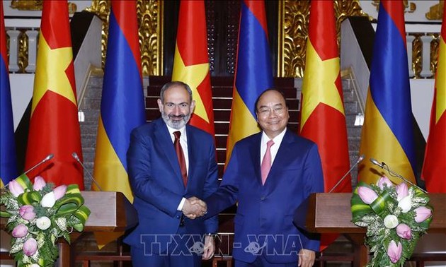 Premierminister Nguyen Xuan Phuc führt Gespräch mit seinem armenischen Amtskollegen