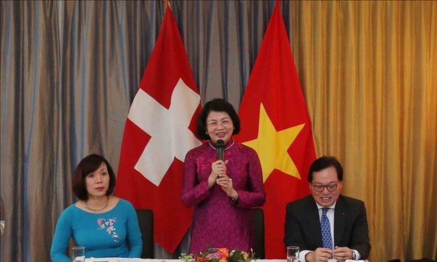 Vize-Staatspräsidentin Dang Thi Ngoc Thinh trifft Vertreter der vietnamesischen Gemeinschaft in der Schweiz