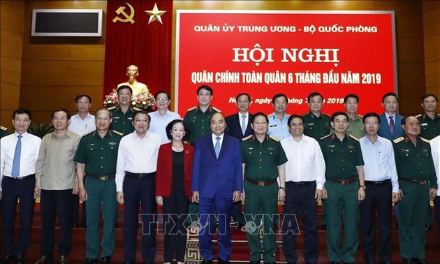 Premierminister Nguyen Xuan Phuc nimmt an der Bilanzkonferenz der Armee teil