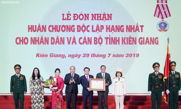 Premierminister Nguyen Xuan Phuc überreicht der Provinz Kien Giang den Unabhängigkeitsorden erster Klasse