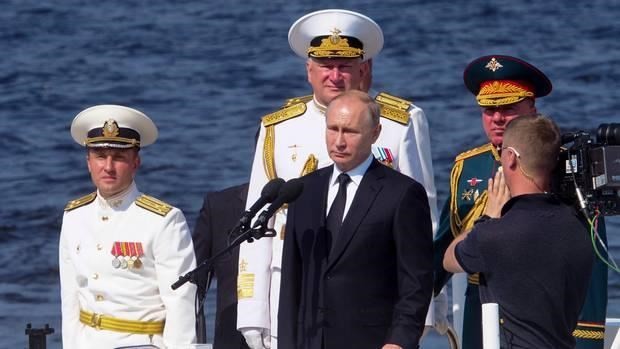 Präsident Putin nimmt an der Parade der russischen Marine teil