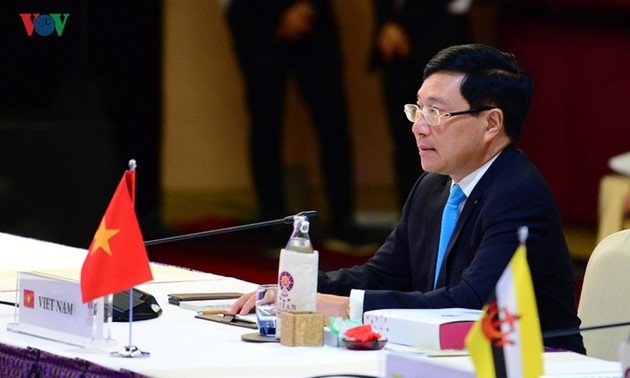 Bilaterale Treffen des Vize-Premierministers, Außenministers Pham Binh Minh bei AMM-52